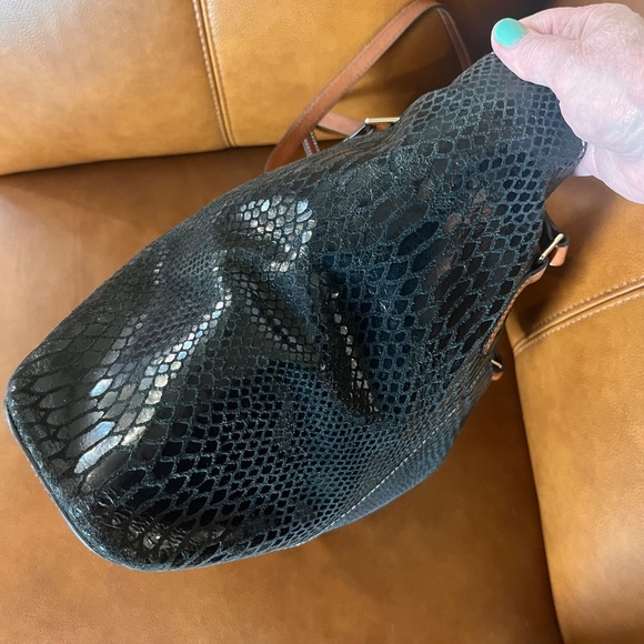 Authentic Dooney and Bourke snake print leather tote - Picture 6 of 17